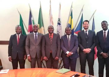 Les membres de l’équipe de supervision de la Banque africaine de développement et des représentants de la Bourse des valeurs mobilières d’Afrique centrale.