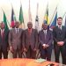 Les membres de l’équipe de supervision de la Banque africaine de développement et des représentants de la Bourse des valeurs mobilières d’Afrique centrale.